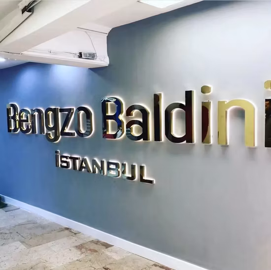  서랍 2개가 있는 흰색 측면 파일 캐비닛.  서랍 2개가 있는 강철 파일 캐비닛.  미국 편지 형식의 최신 서류 캐비닛